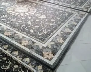 alt="کاور محافظ ریشه فرش رنگ طوسی که روی لبه فرش دستباف قرمز قرار گرفته و ریشه‌ها را پوشانده است."